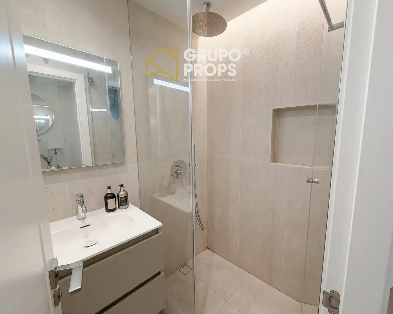 Badezimmer von Wohnung zum Verkauf in Madrid mit Klimaanlage und Heizung