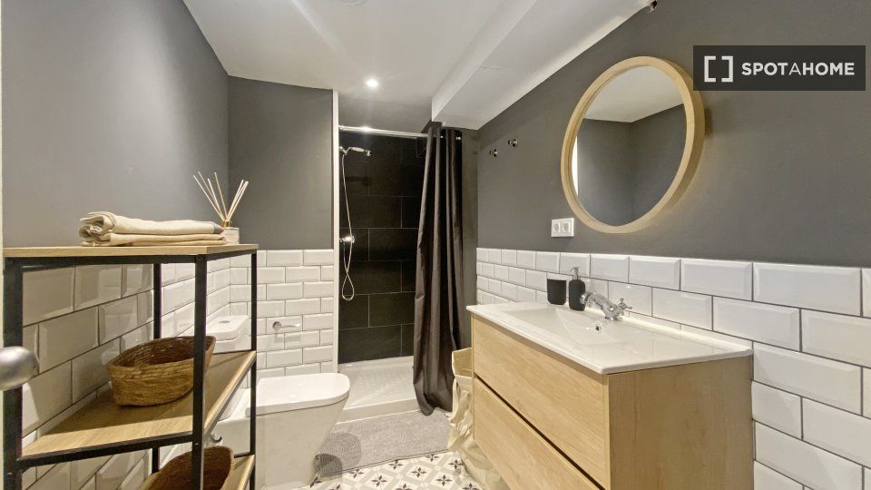 Baño de Piso de alquiler en  Barcelona Capital con Aire acondicionado, Calefacción y Amueblado