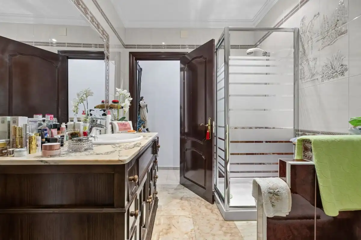 Badezimmer von Maisonette zum Verkauf in Bollullos de la Mitación mit Heizung, Privatgarten und Abstellraum
