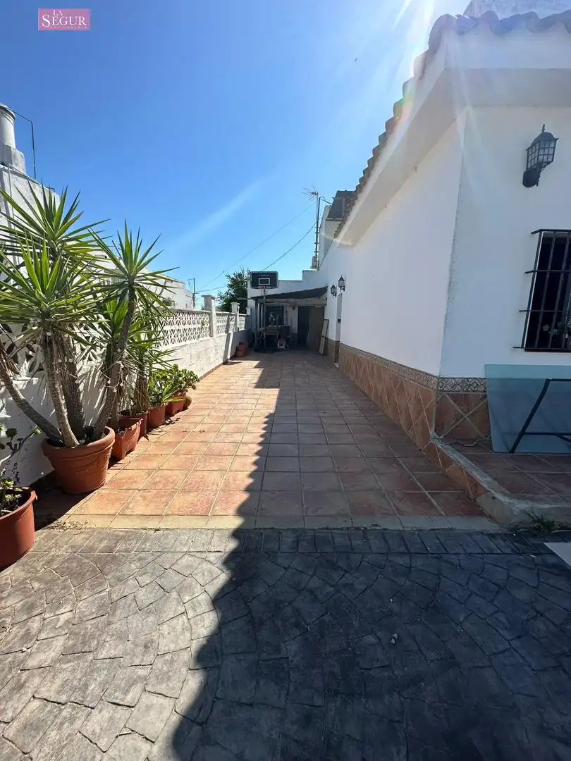 Vista exterior de Casa o chalet en venta en Conil de la Frontera con Aire acondicionado, Jardín privado y Terraza