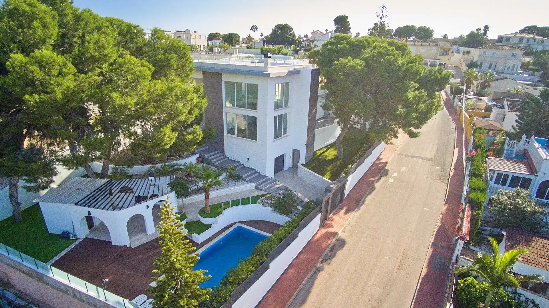 Chalet con piscina en venta en Los Balcones - Los Altos