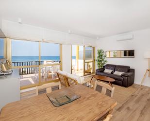 Sala d'estar de Àtic en venda en Marbella amb Aire condicionat, Terrassa i Piscina comunitària