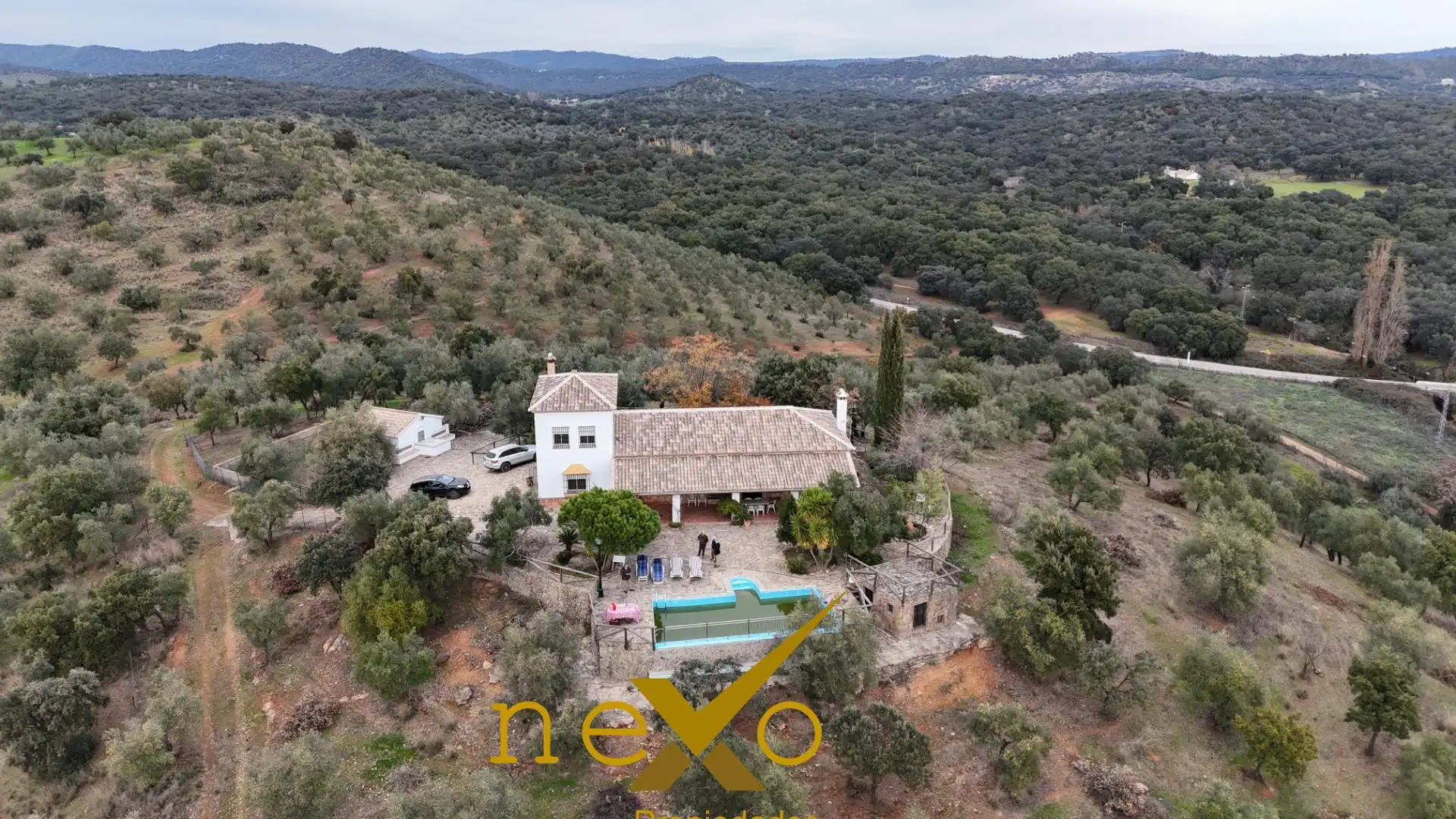 Vista exterior de Finca rústica en venda en Las Navas de la Concepción amb Jardí privat, Piscina i Moblat