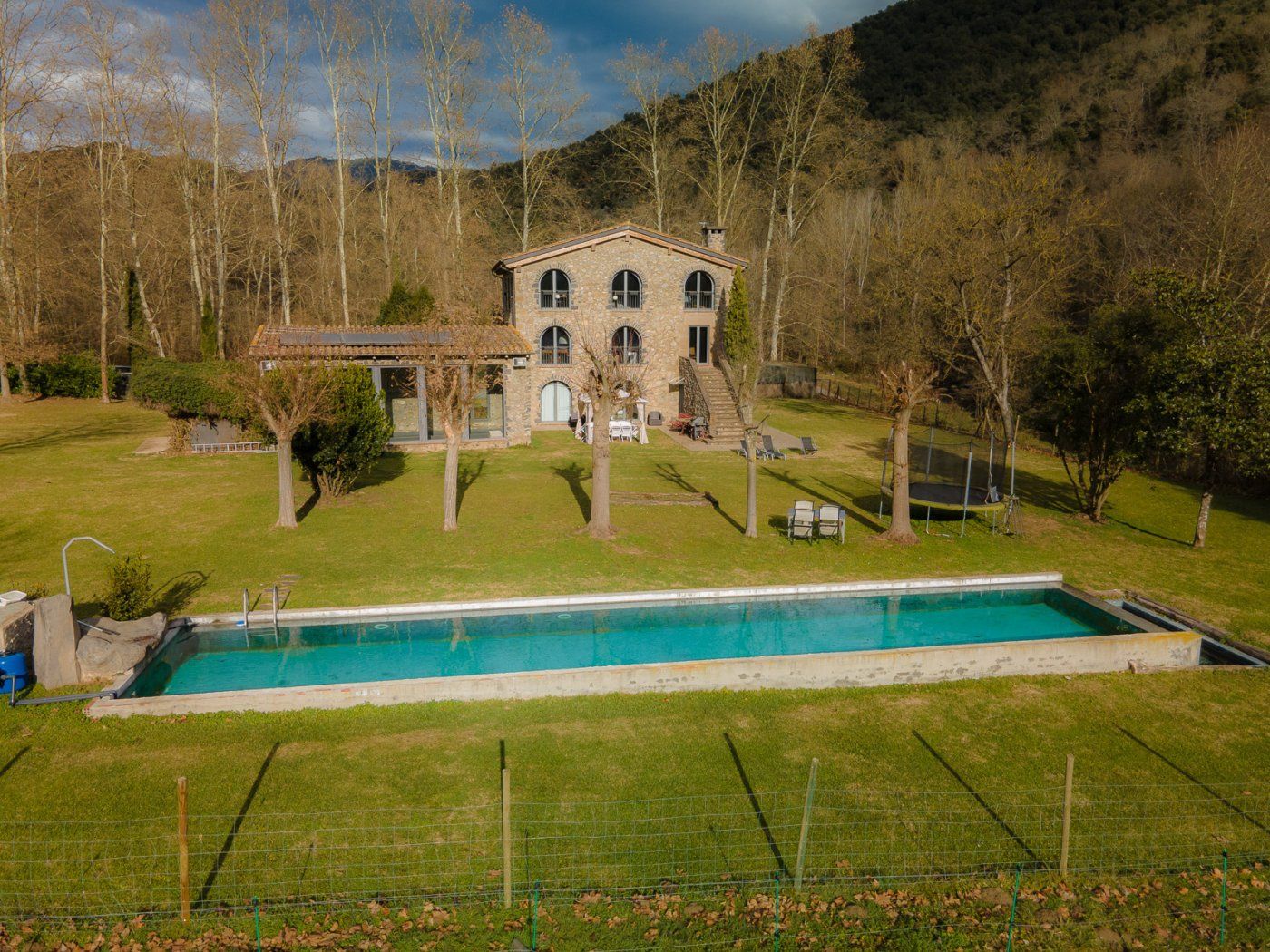 Jardí de Finca rústica en venda en Sant Joan Les Fonts amb Aire condicionat, Calefacció i Jardí privat