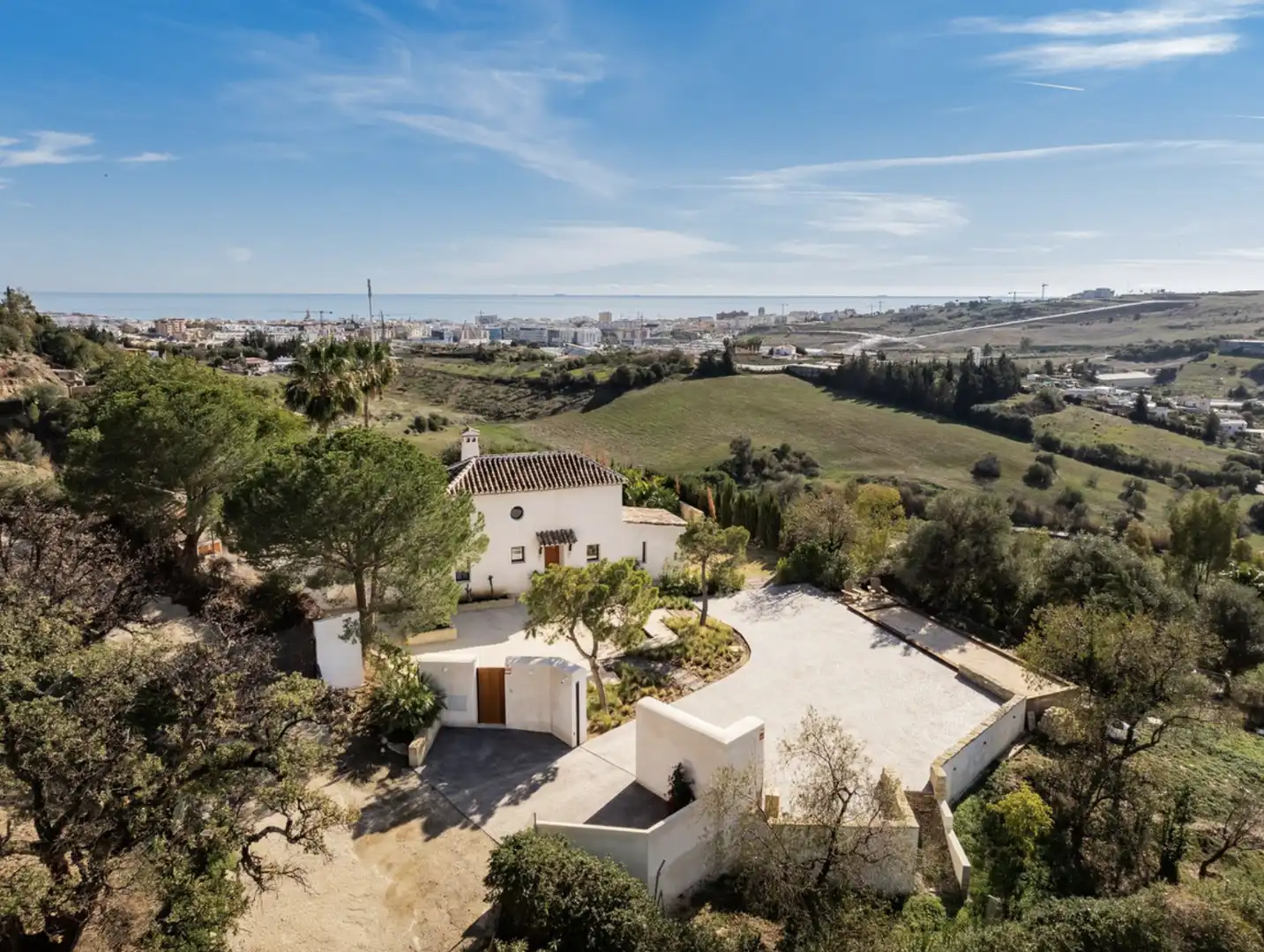Vista exterior de Casa o xalet en venda en Estepona amb Aire condicionat, Calefacció i Jardí privat