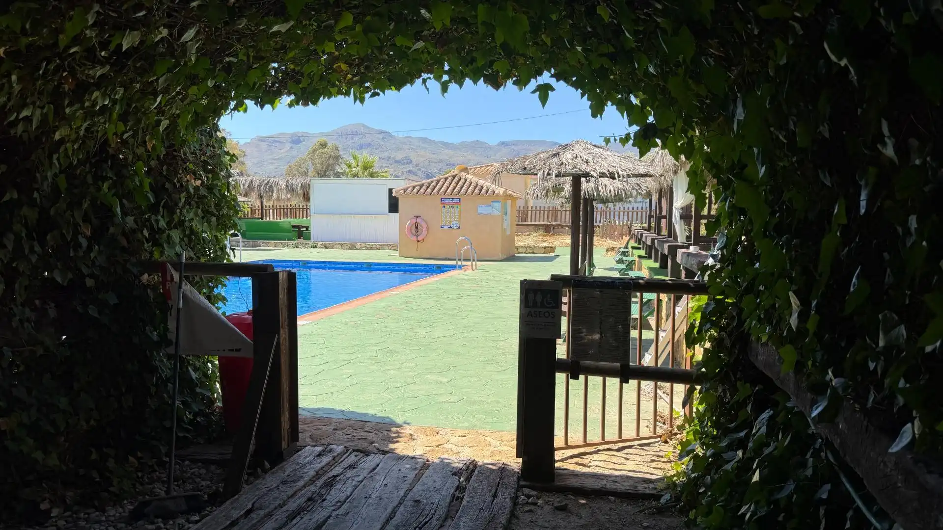 Schwimmbecken von Gebäude zum Verkauf in Turre
