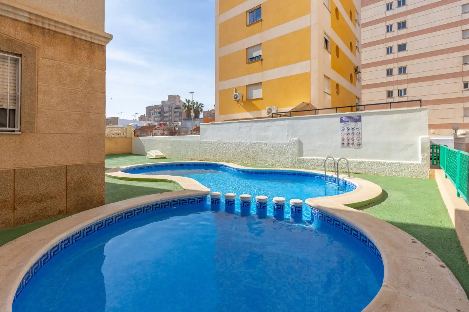 Piscina de Apartamento en venta en Torrevieja con Piscina, Amueblado y Microondas