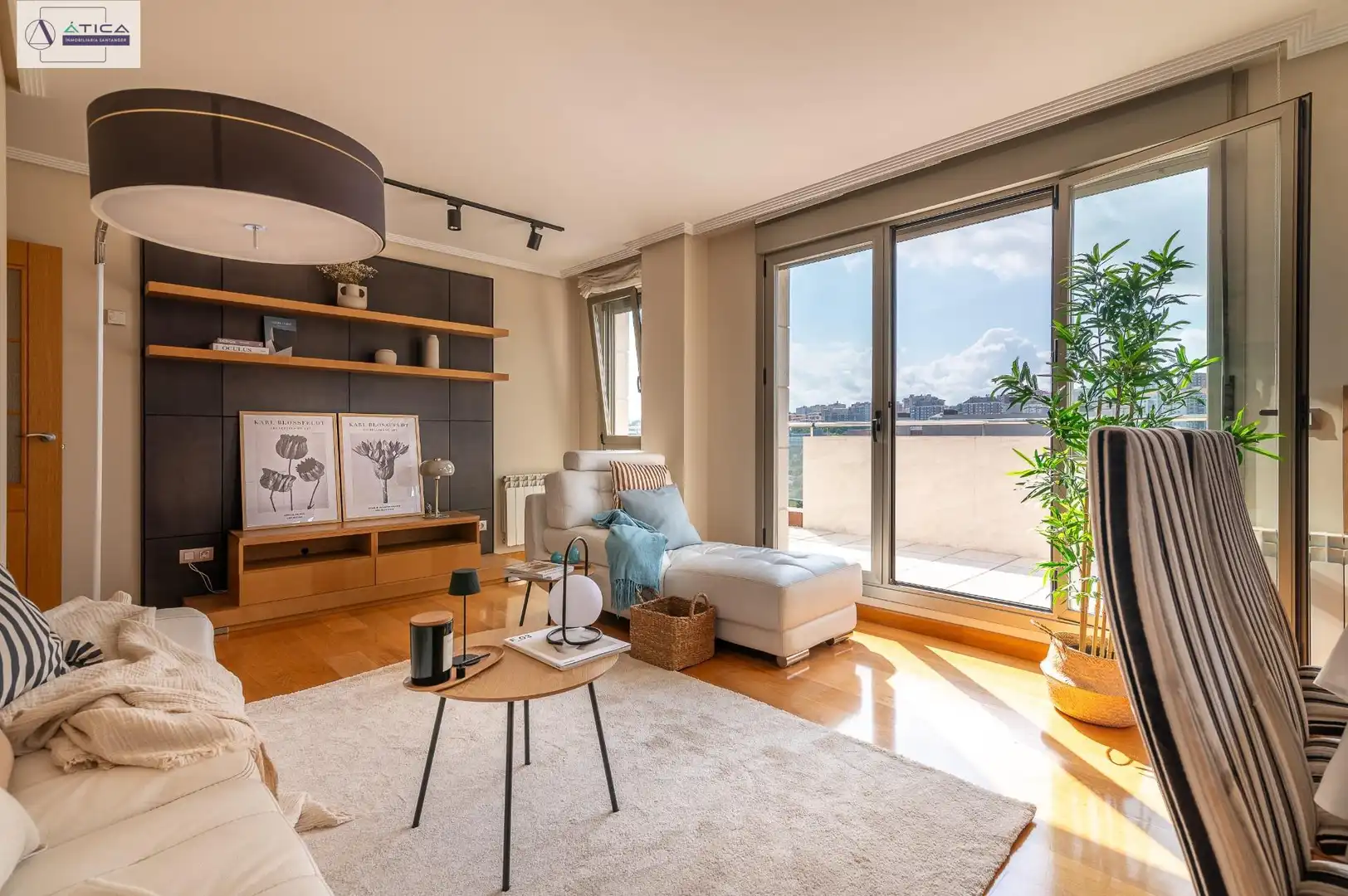 Wohnzimmer von Dachboden zum Verkauf in Santander mit Heizung, Privatgarten und Parkett