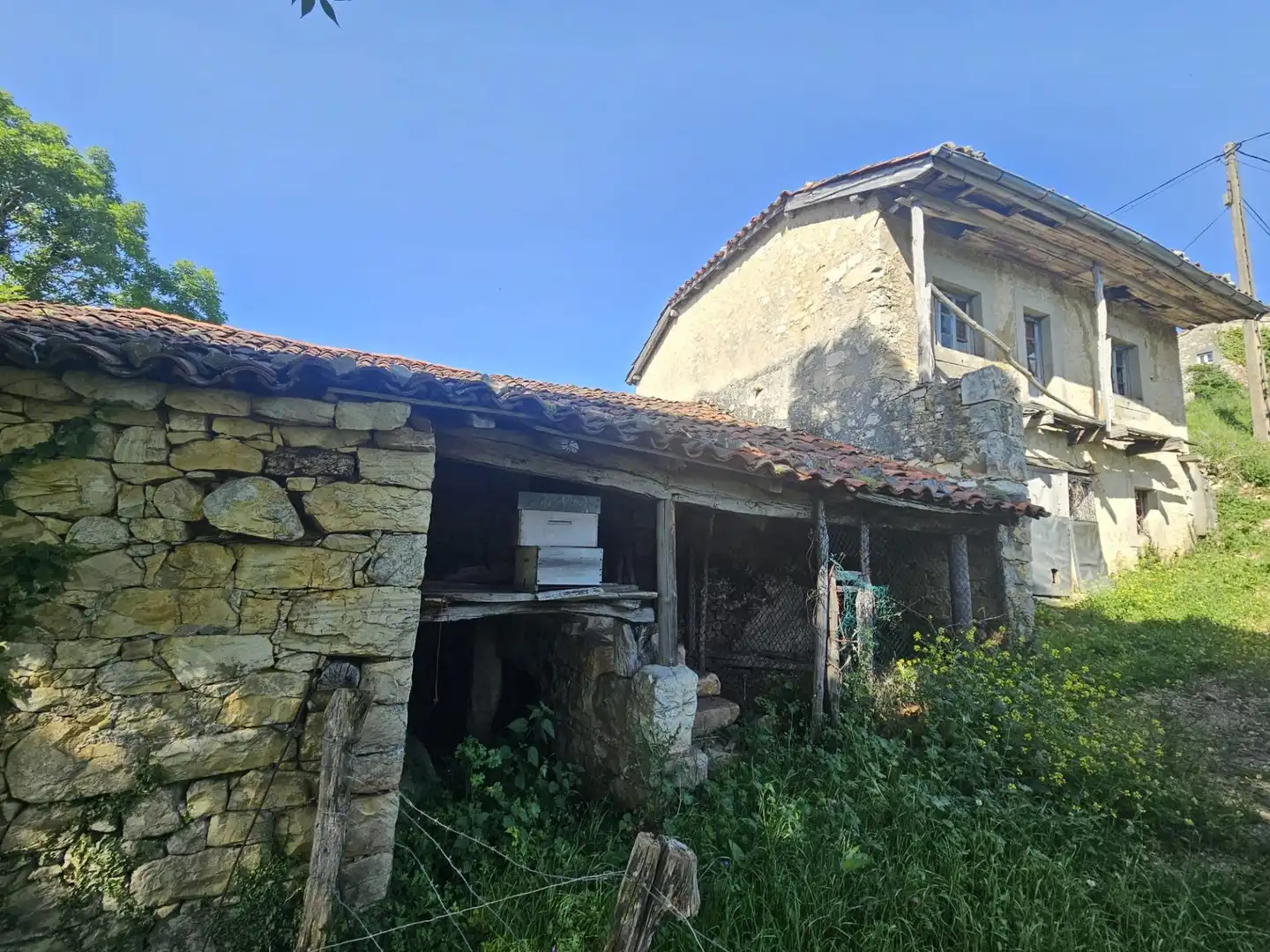 Außenansicht von Country house zum Verkauf in Belmonte de Miranda mit Privatgarten und Abstellraum
