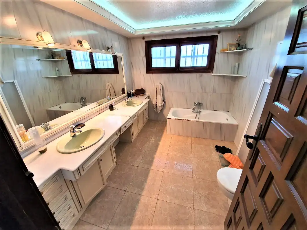 Bany de Casa o xalet en venda en Elche / Elx amb Jardí privat, Terrassa i Traster