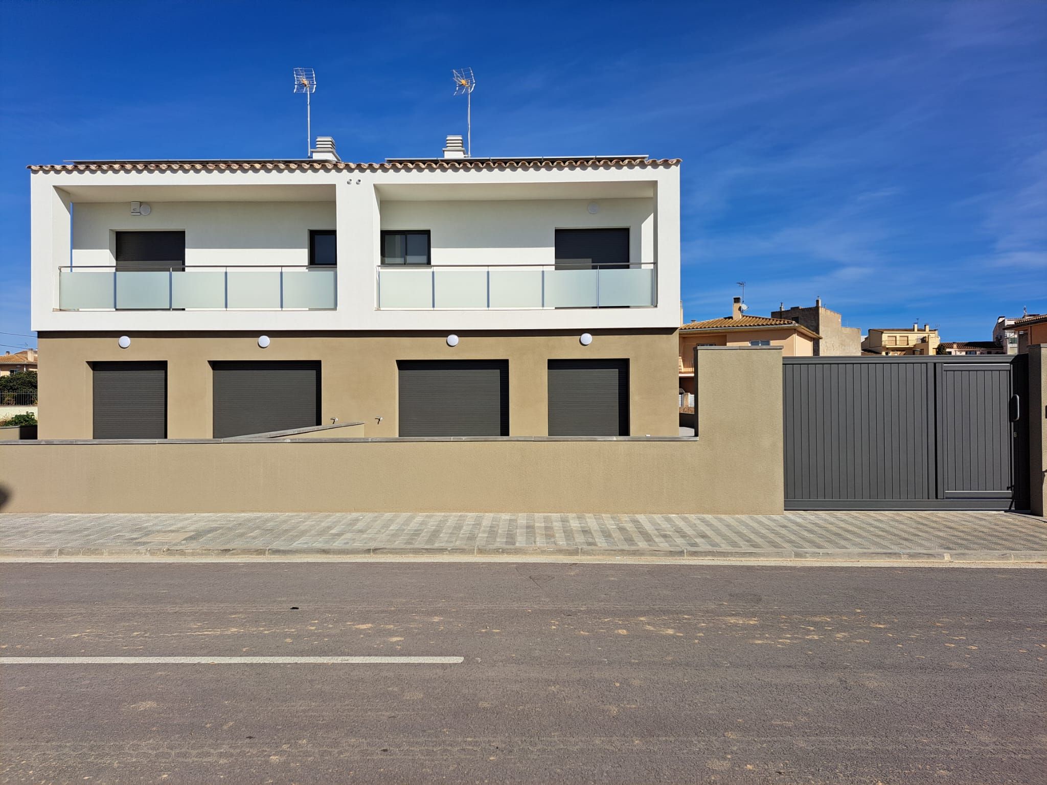 Exterior view of Single-family semi-detached for sale in Vila-sacra  with Air Conditioner, Heating and Private garden