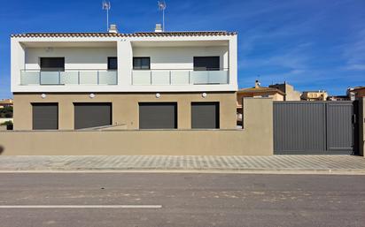 Exterior view of Single-family semi-detached for sale in Vila-sacra  with Air Conditioner, Terrace and Balcony