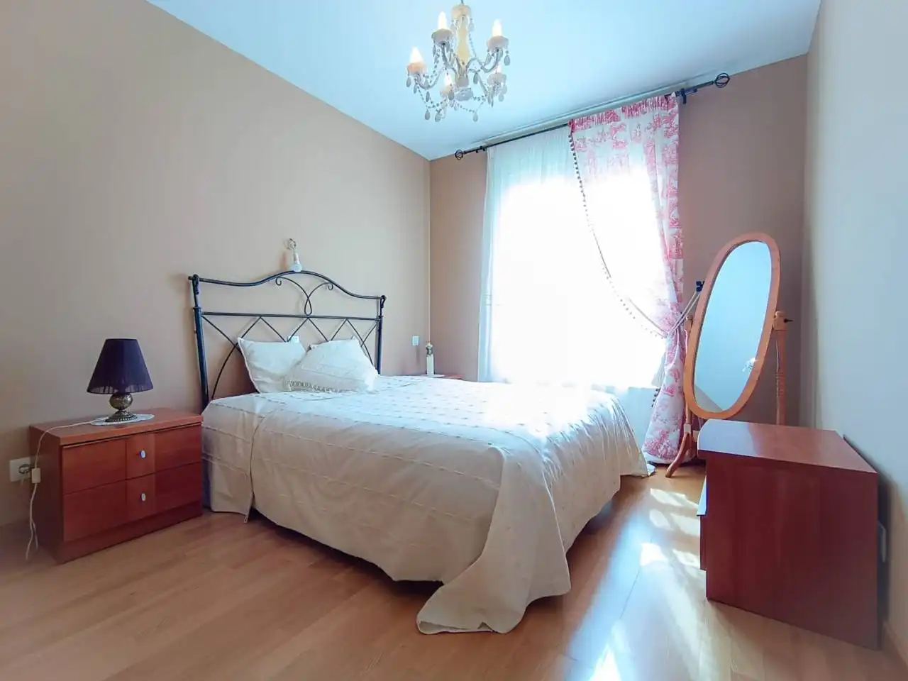Dormitori de Casa o xalet en venda en Burgos amb Calefacció, Jardí privat i Parquet