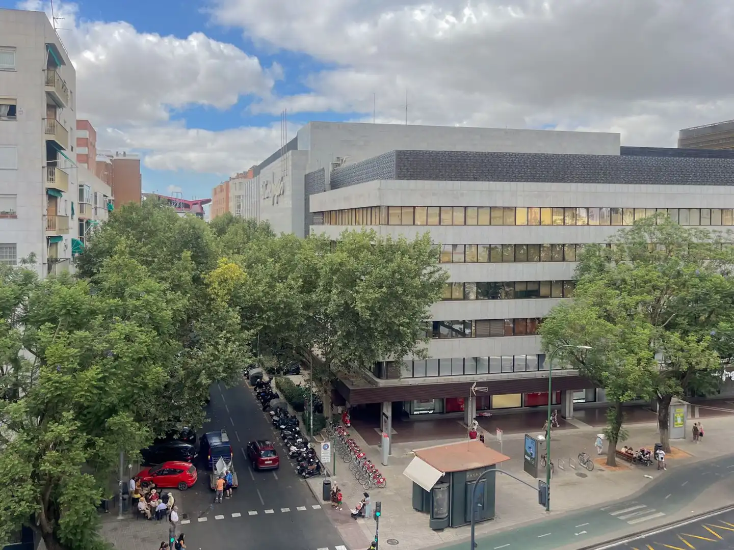 Außenansicht von Wohnung zur Miete in Sevilla mit Klimaanlage, Heizung und Terrasse