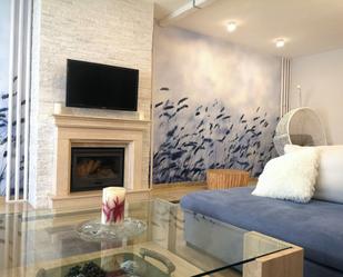 Sala d'estar de Casa adosada de lloguer en Marbella amb Aire condicionat, Jardí privat i Terrassa
