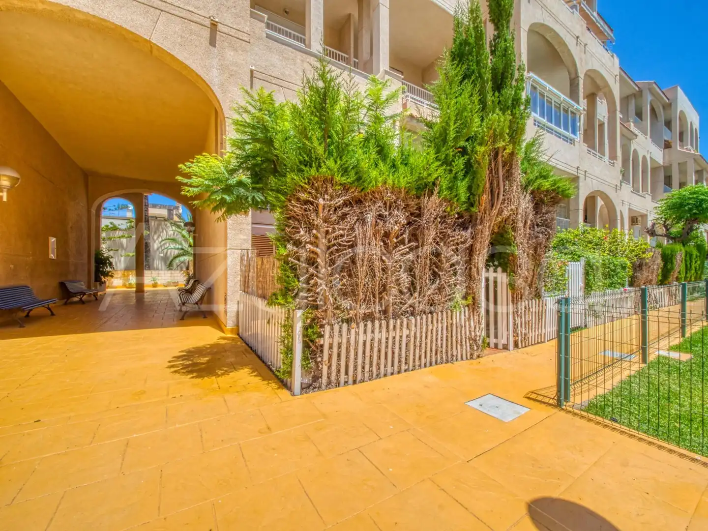 Außenansicht von Maisonette zum Verkauf in El Campello mit Klimaanlage, Abstellraum und Gemeinschaftspool