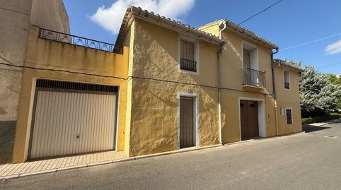 Se vende una casa de pueblo con parcela!