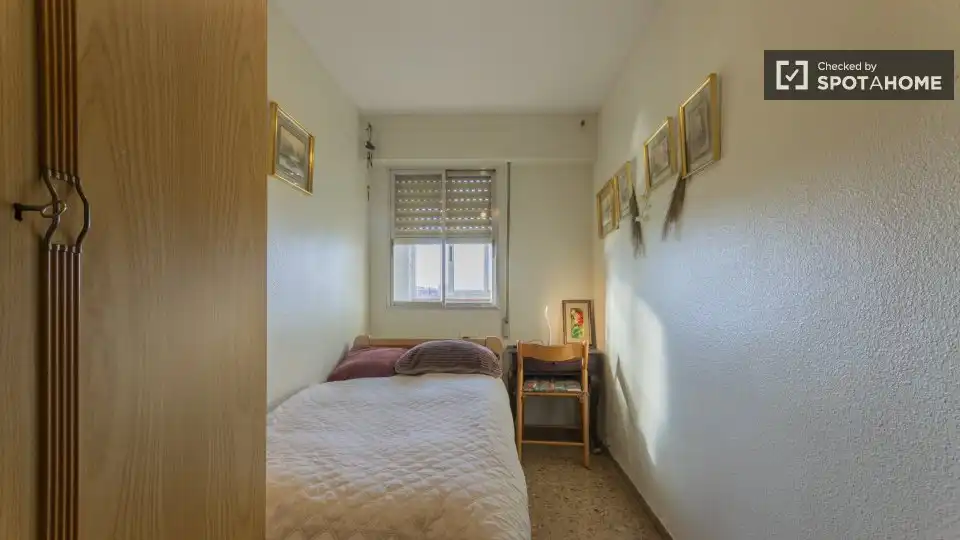 Schlafzimmer von Wohnung zur Miete in Valencia mit Klimaanlage, Heizung und Möbliert