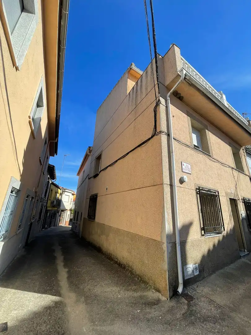 Vista exterior de Casa o chalet en venta en Valdeobispo con Terraza, Trastero y Amueblado