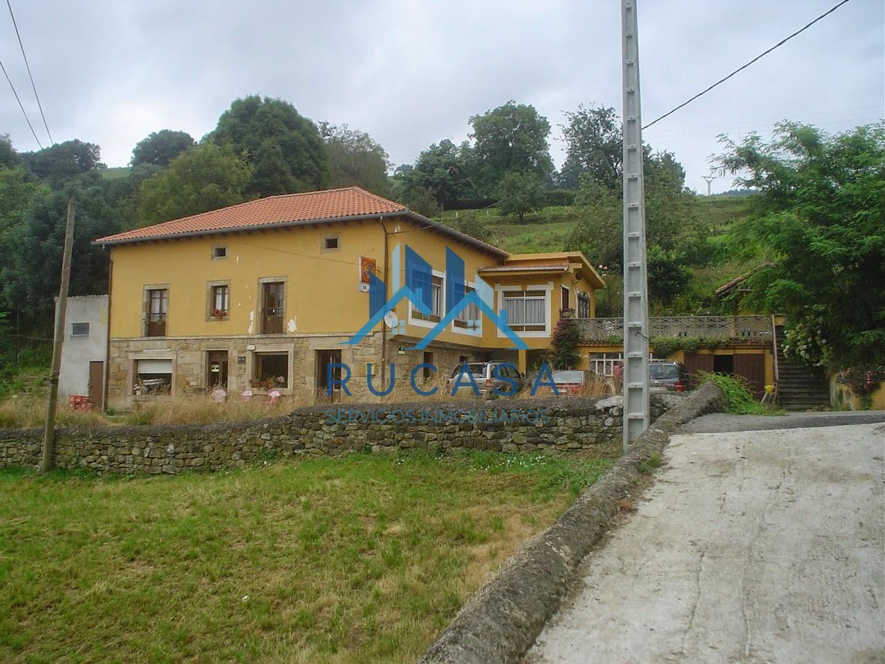 Vista exterior de Casa o xalet en venda en Villafufre amb Jardí privat i Terrassa