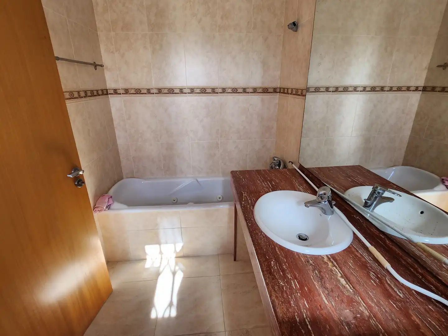 Baño de Casa adosada en venta en Roda de Berà con Aire acondicionado, Calefacción y Terraza