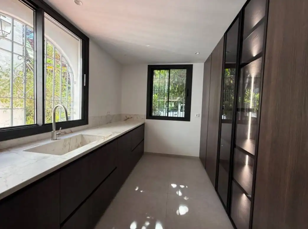 Cuina de Planta baixa en venda en Estepona amb Aire condicionat, Jardí privat i Terrassa
