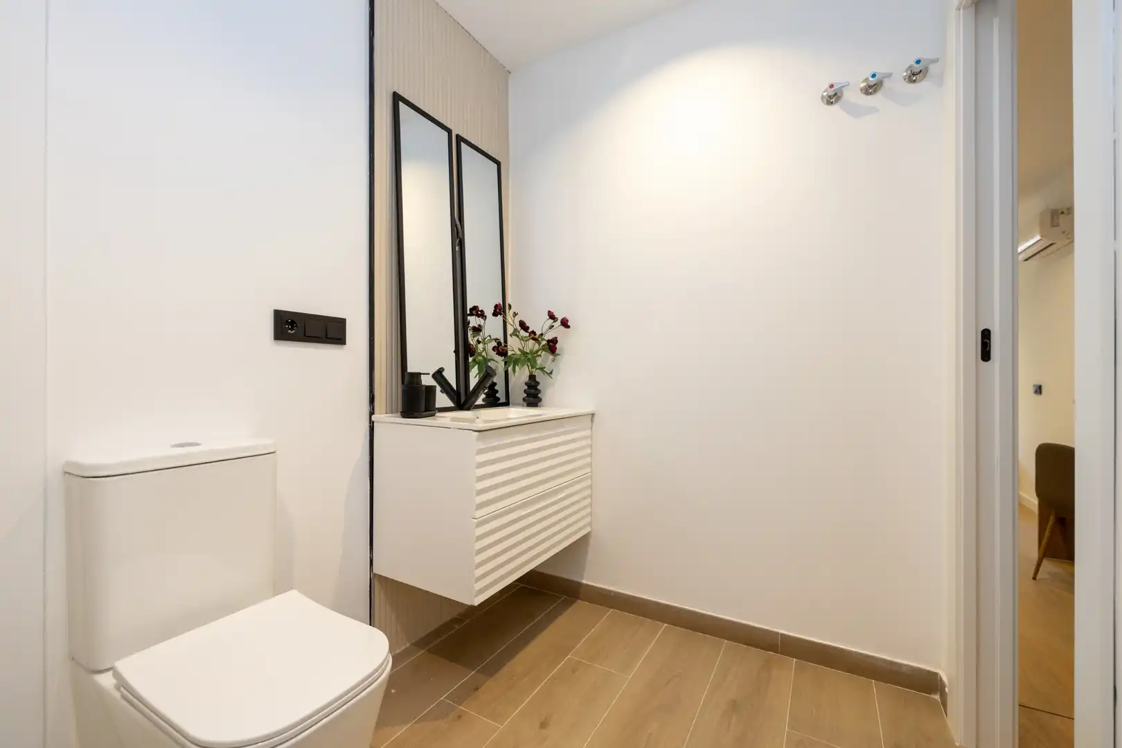 Badezimmer von Wohnungen zum Verkauf in Granada mit Klimaanlage, Parkett und Möbliert