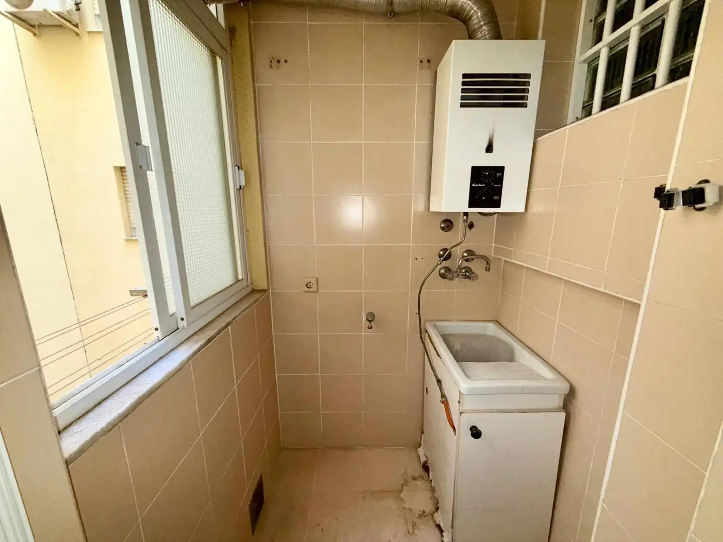 Bany de Pis en venda en Almería amb Balcó