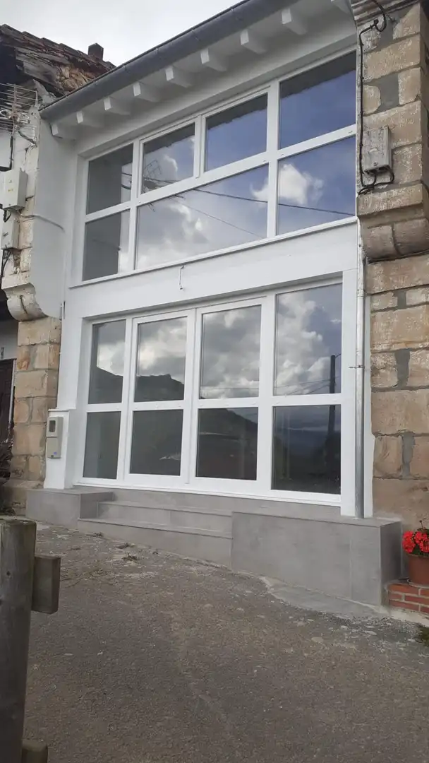 Vista exterior de Casa adosada en venda en Udías amb Calefacció