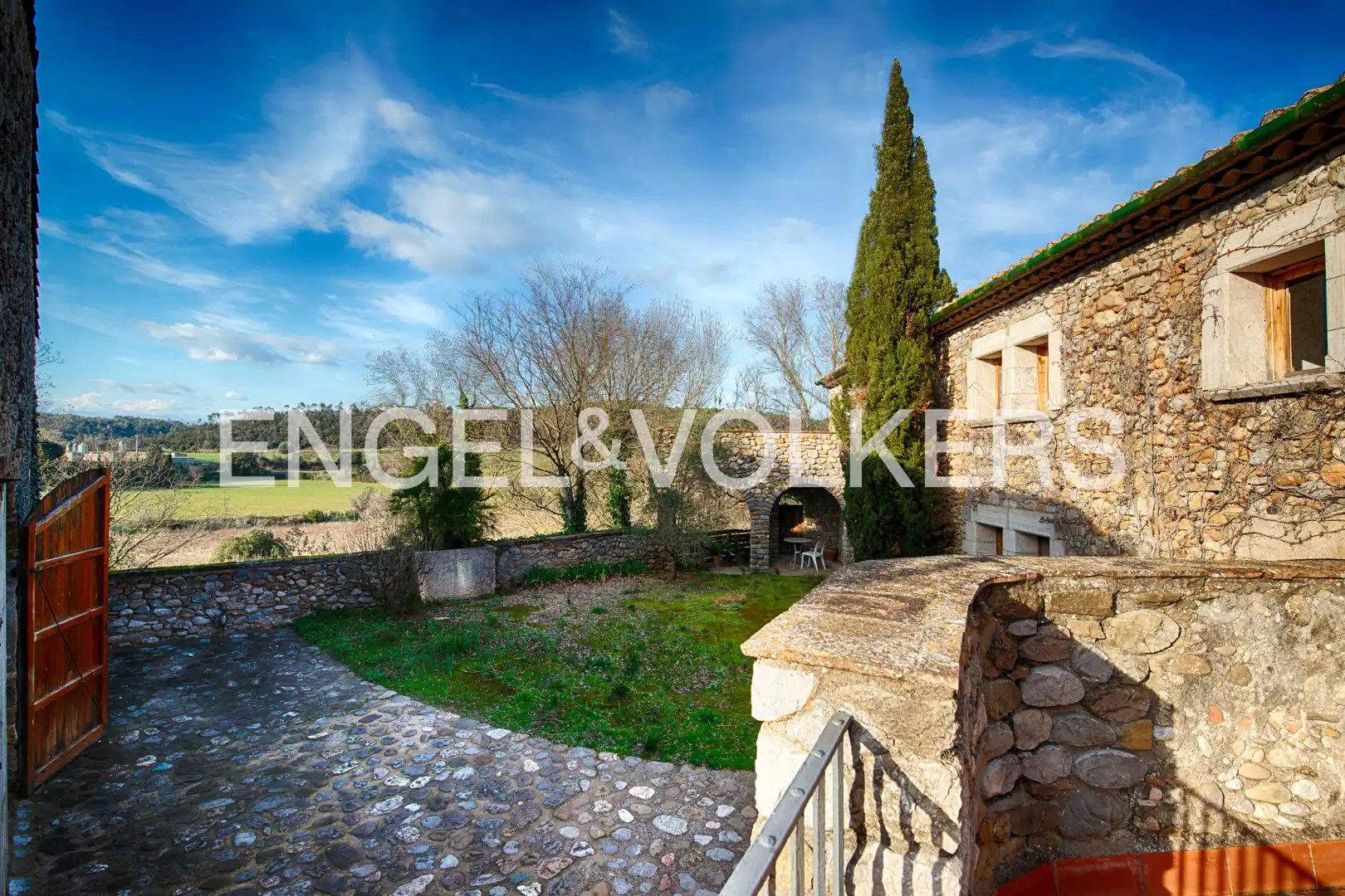 Vista exterior de Casa adosada en venta en Cabanelles con Calefacción, Jardín privado y Terraza