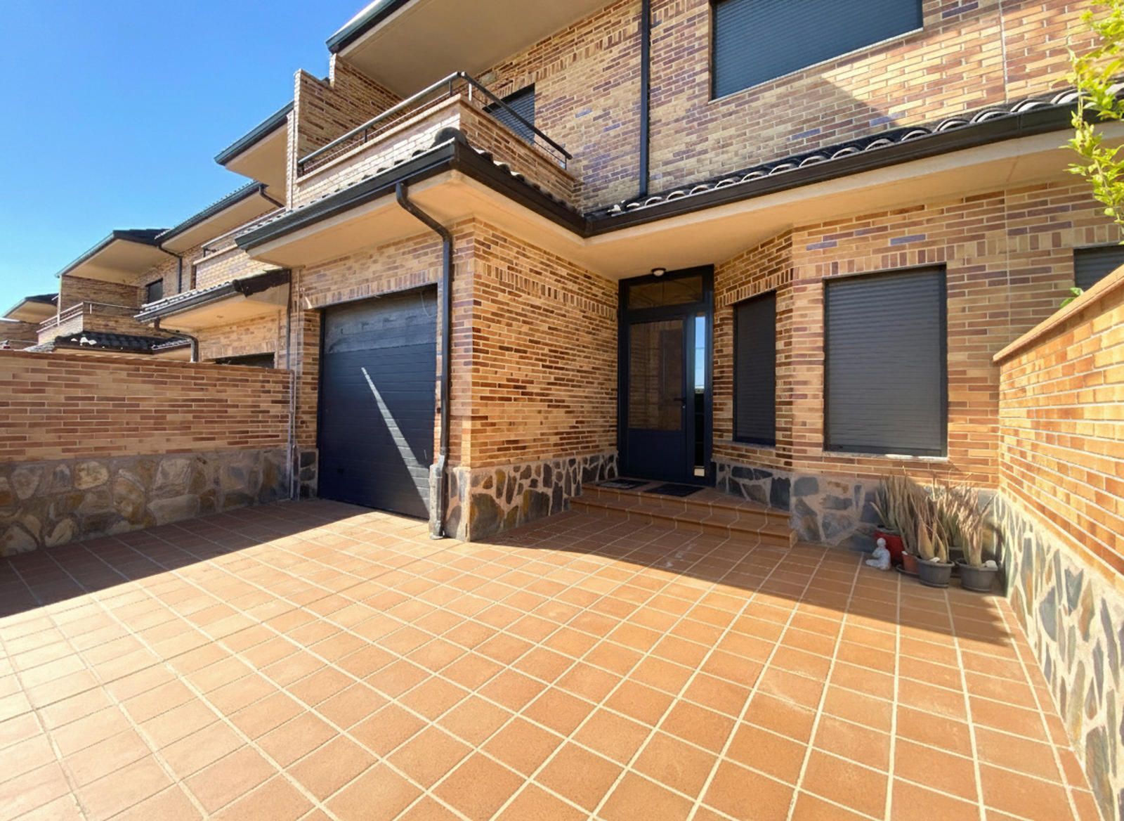 Exterior view of Single-family semi-detached for sale in Torrejón de la Calzada  with Air Conditioner, Terrace and Swimming Pool