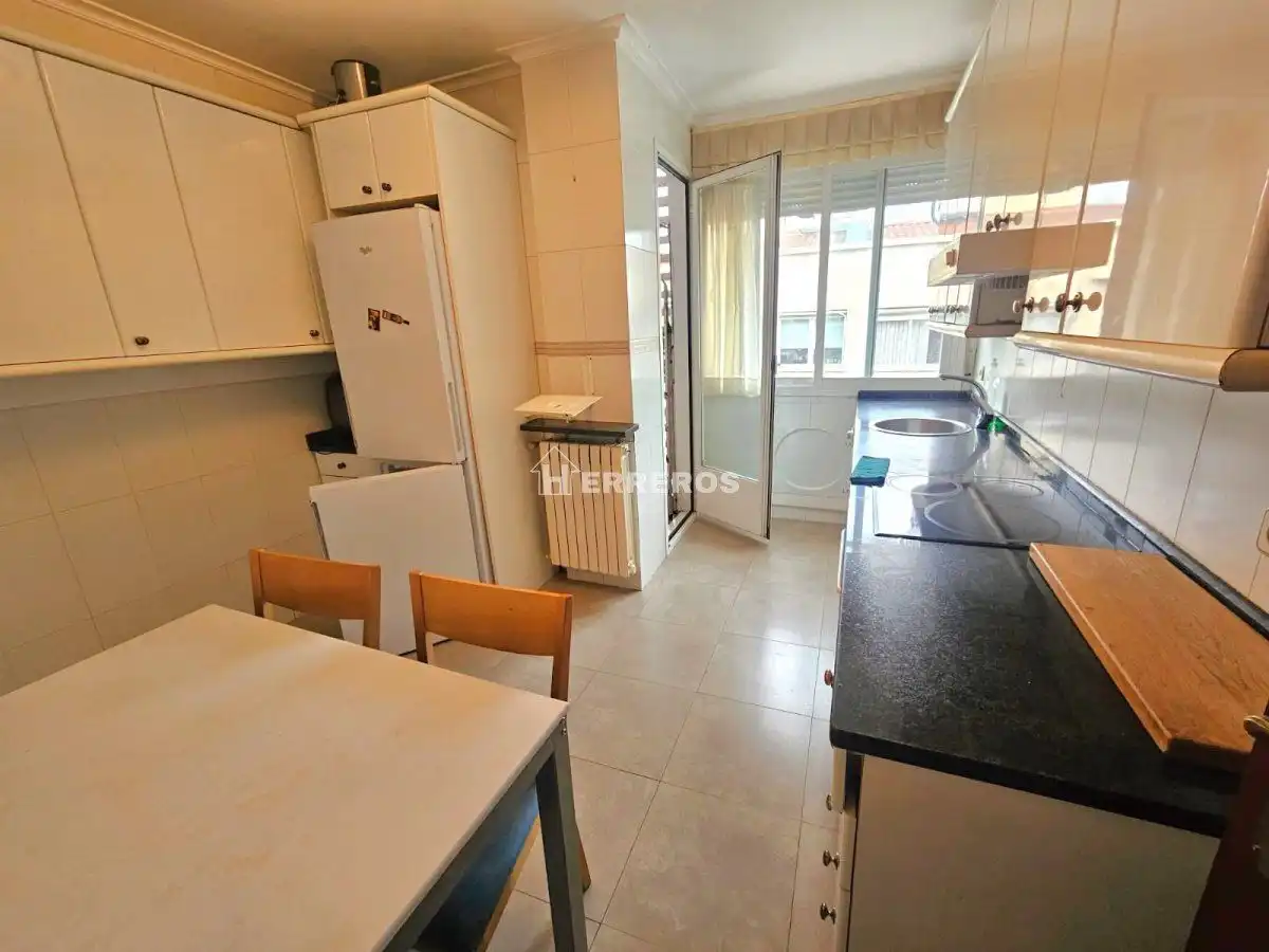 Cuina de Pis en venda en  Logroño amb Calefacció, Parquet i Terrassa