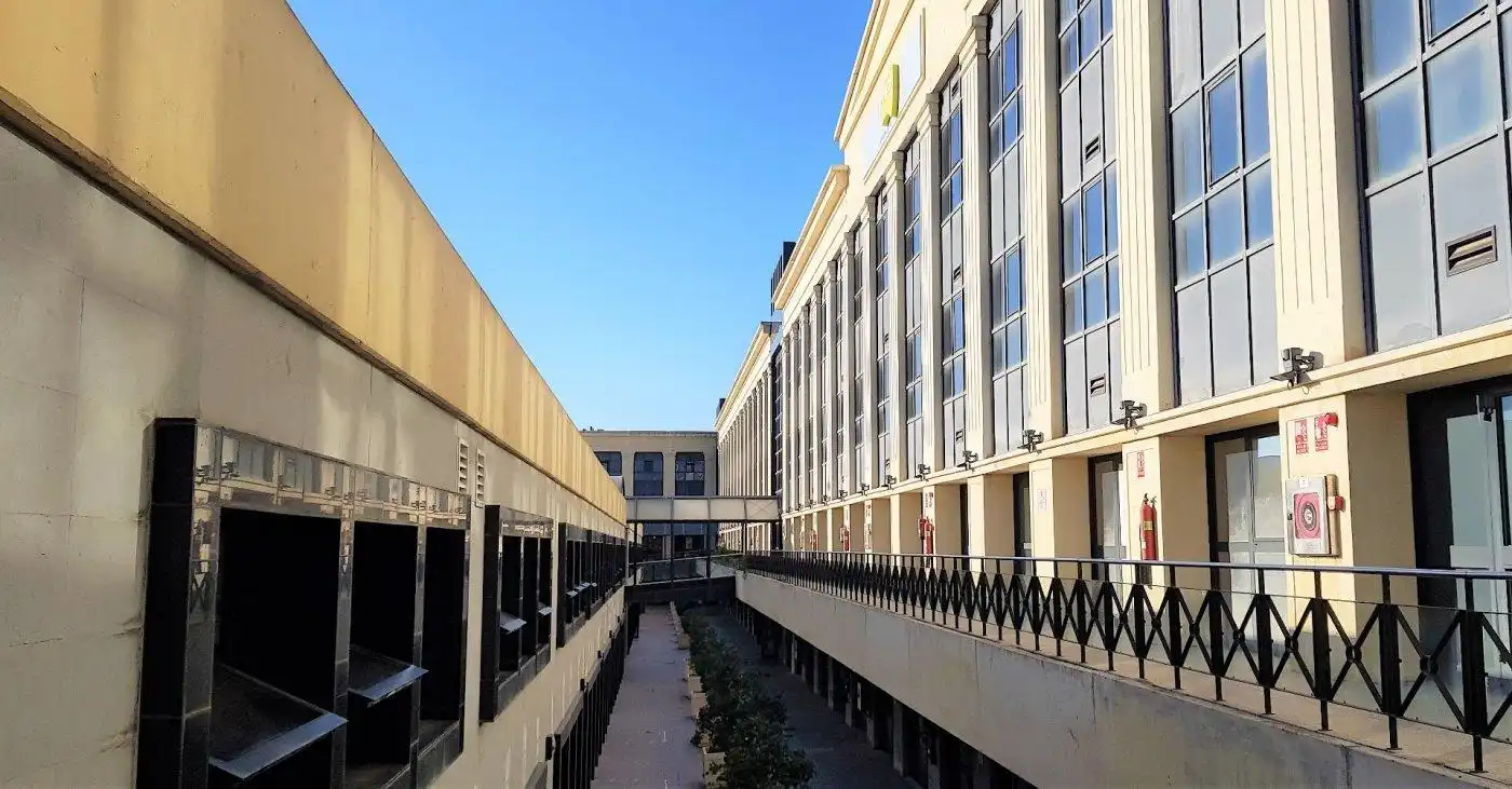 Außenansicht von Büro zum Verkauf in Sevilla mit Klimaanlage