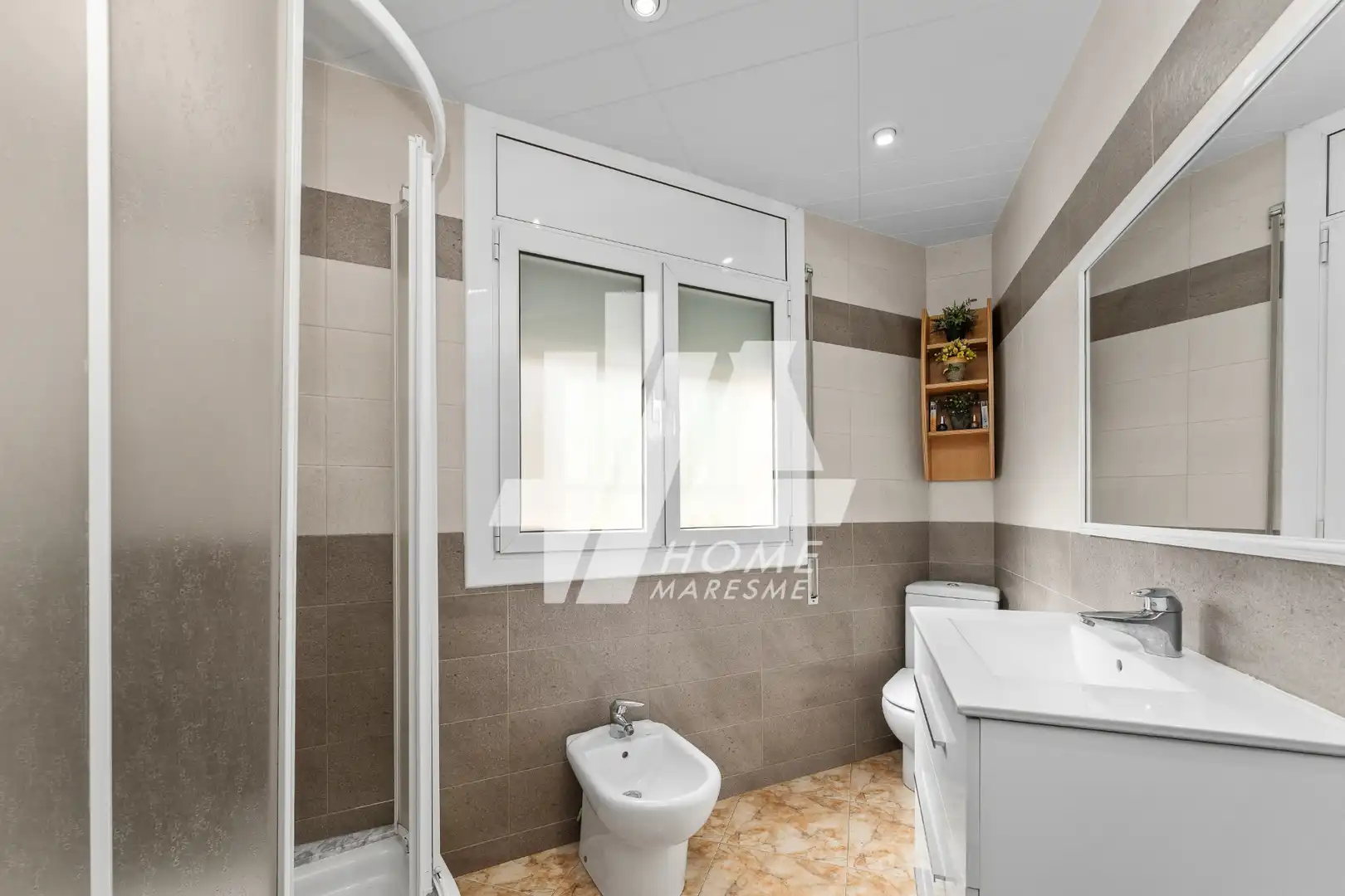 Badezimmer von Erdgeschoss zum Verkauf in Sant Adrià de Besòs mit Klimaanlage, Heizung und Abstellraum