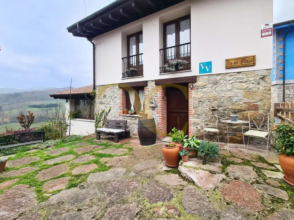 Vista exterior de Casa o xalet en venda en Cangas de Onís amb Calefacció, Jardí privat i Terrassa
