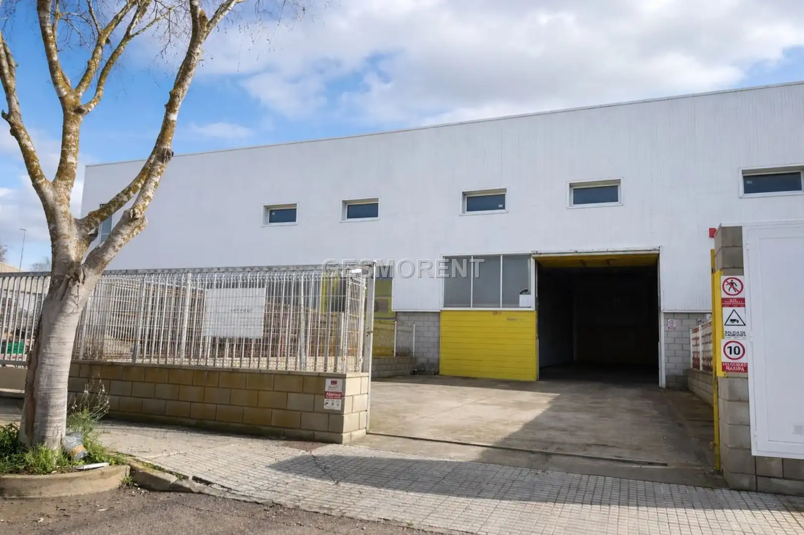Vista exterior de Nau industrial de lloguer en Llucmajor