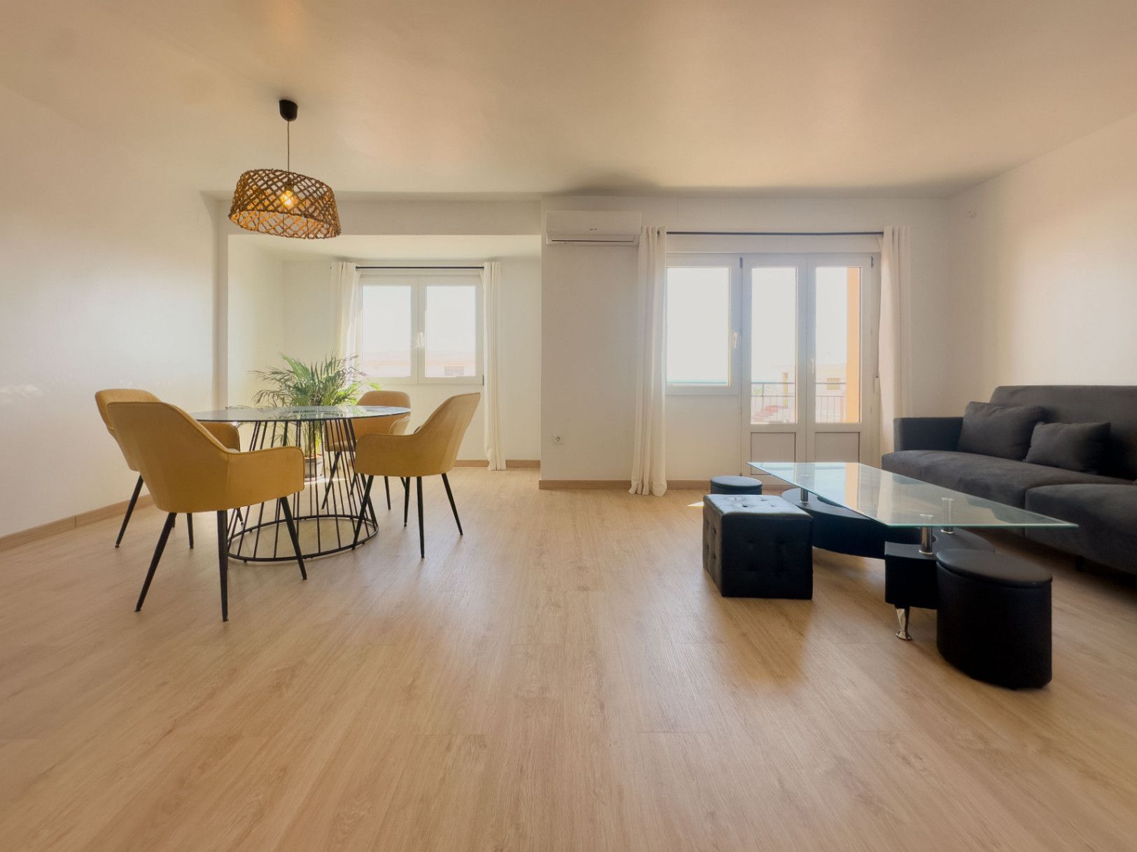 Sala d'estar de Pis de lloguer en Dénia amb Aire condicionat, Terrassa i Balcó