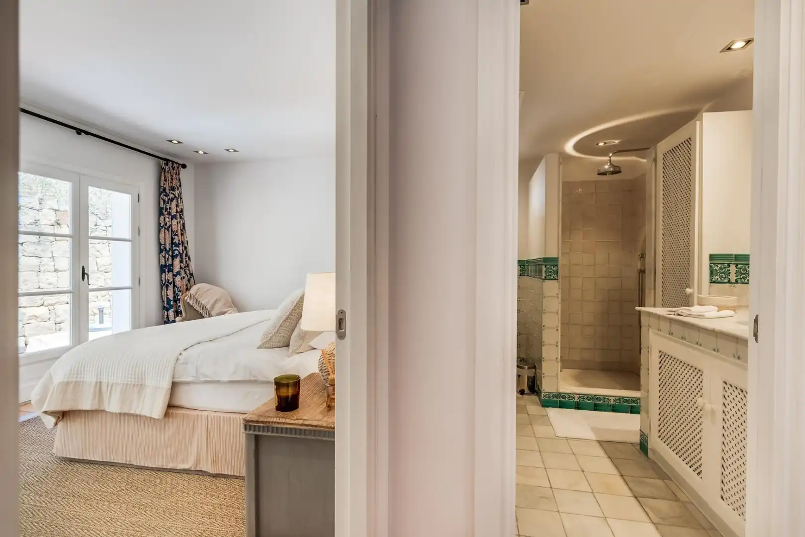 Habitación de Planta baja en venta en Benahavís con Aire acondicionado, Jardín privado y Terraza