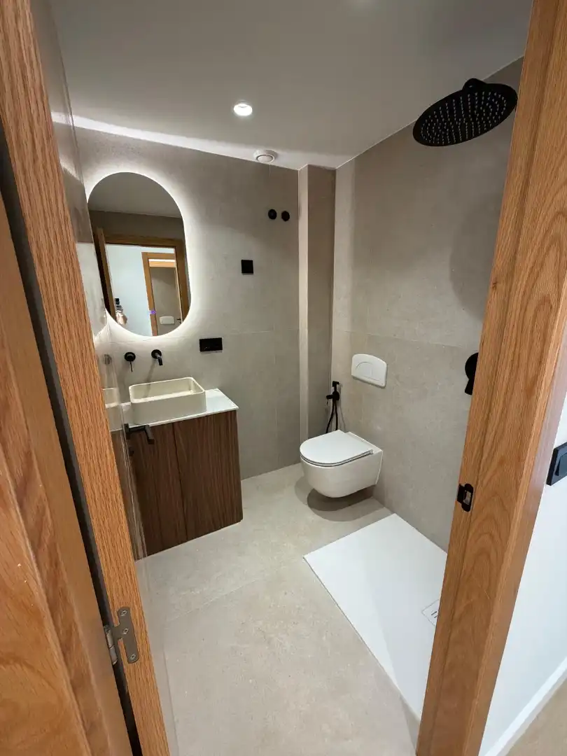 Badezimmer von Wohnung zum Verkauf in A Illa de Arousa  mit Heizung, Parkett und Ofen