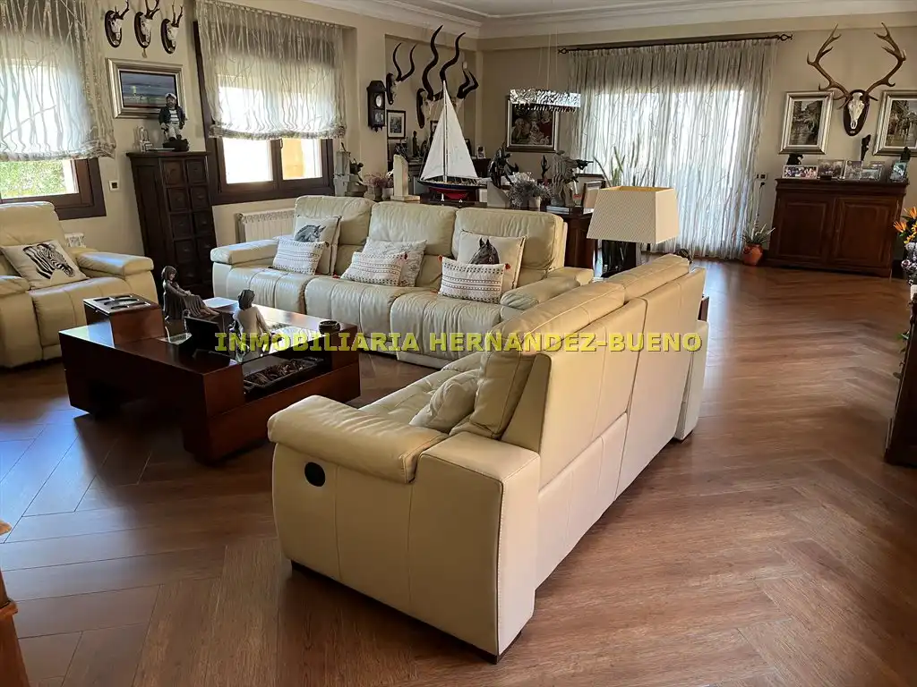 Sala de estar de Casa o chalet en venta en Carbajosa de la Sagrada con Aire acondicionado, Calefacción y Jardín privado