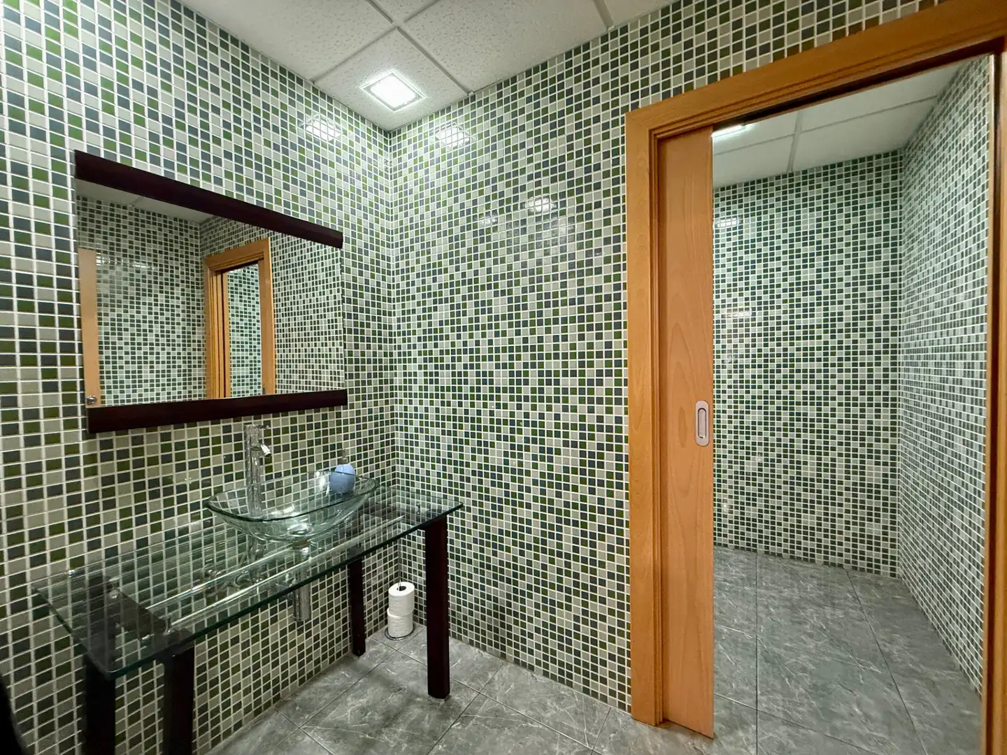 Baño de Local en venta en Terrassa con Aire acondicionado, Calefacción y Internet