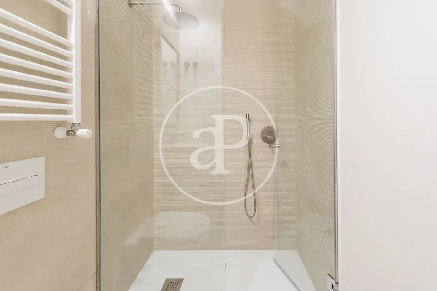 Badezimmer von Wohnung zum Verkauf in Madrid mit Klimaanlage, Heizung und Möbliert