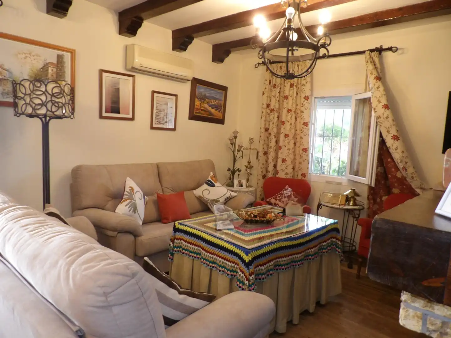 Living room of Houses for sale in Algeciras  with Air Conditioner, Private garden and Storage room