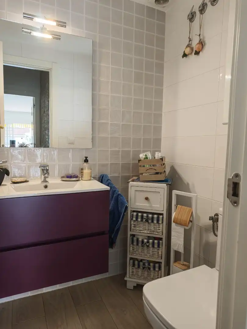 Badezimmer von Einfamilien-Reihenhaus zum Verkauf in Cubelles mit Klimaanlage, Heizung und Privatgarten