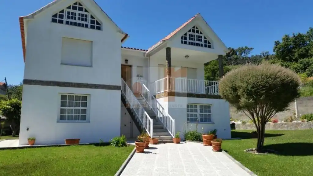 House with garden for sale in O Hío