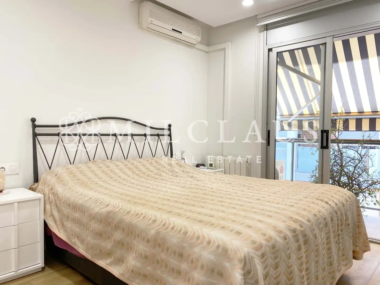 Schlafzimmer von Einfamilien-Reihenhaus zum Verkauf in L'Hospitalet de Llobregat mit Klimaanlage, Heizung und Parkett