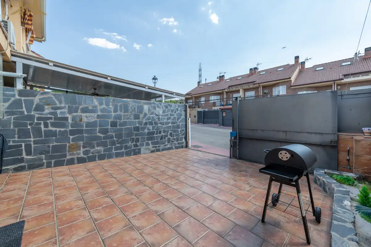 Terraza de Casa adosada en venta en Loeches con Aire acondicionado, Calefacción y Jardín privado