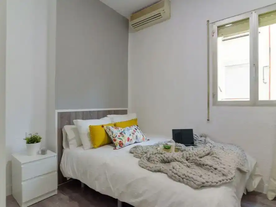 Bedroom of Flat for share in Barrio de Salamanca