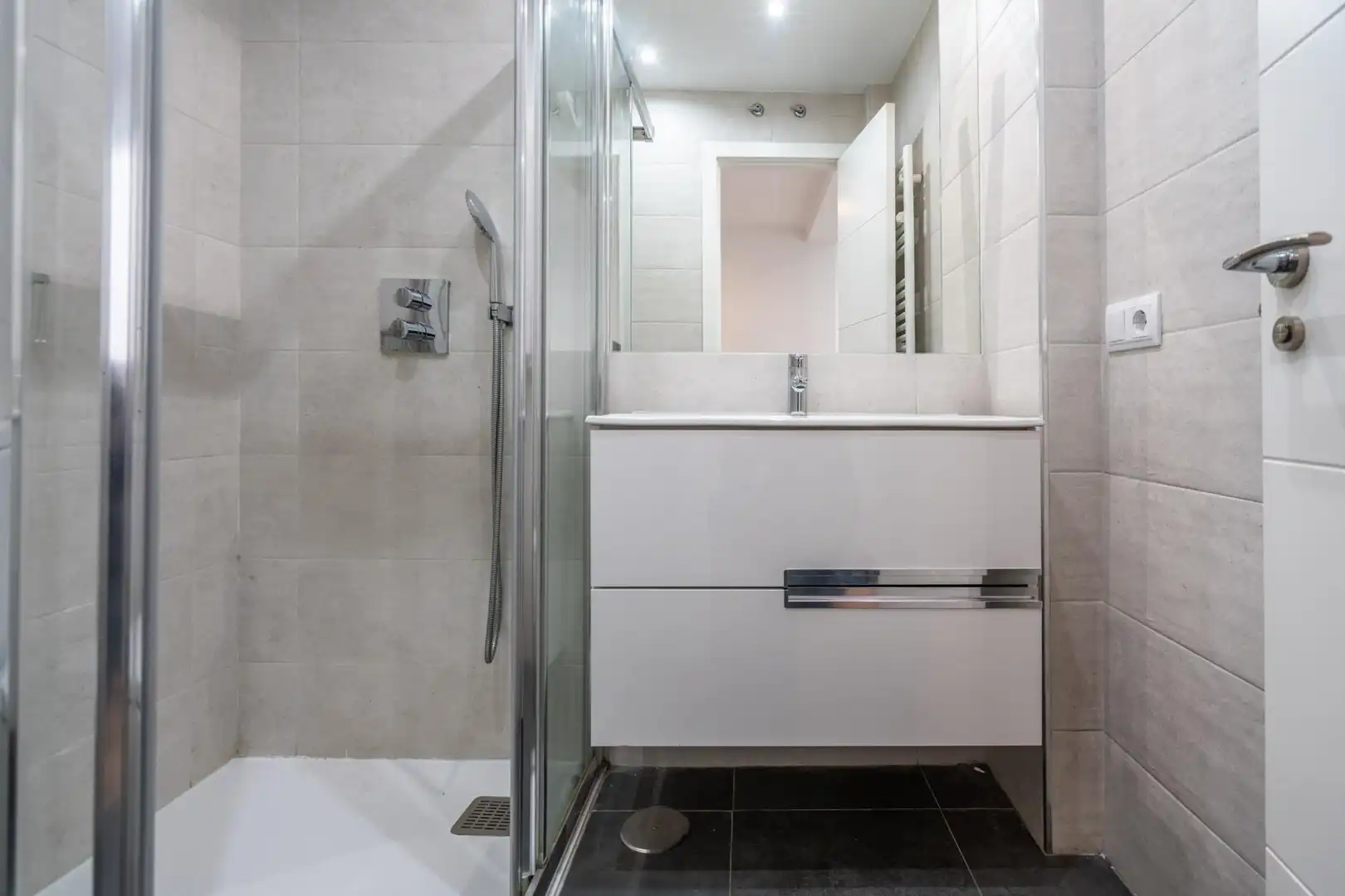 Badezimmer von Wohnung zur Miete in Madrid mit Klimaanlage, Heizung und Terrasse