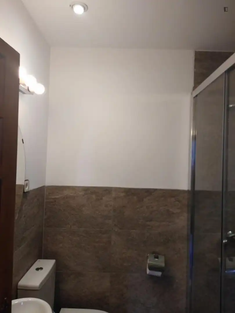 Badezimmer von Wohnung zur Miete in Madrid mit Klimaanlage, Möbliert und Waschmaschine